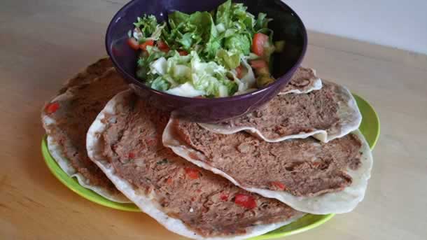 Lahmacun tarifi (pizzas turques à la viande hachée)