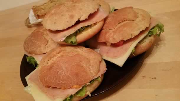 Sandwichs maison avec des pains aux herbes…