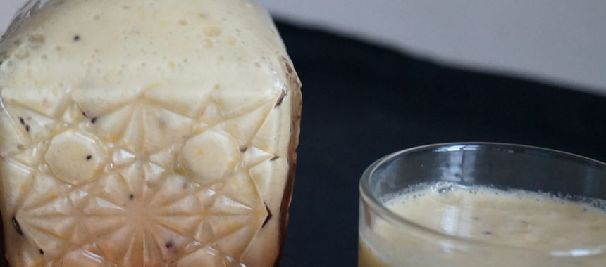 Smoothie glacé au kiwi, orange et lait de coco
