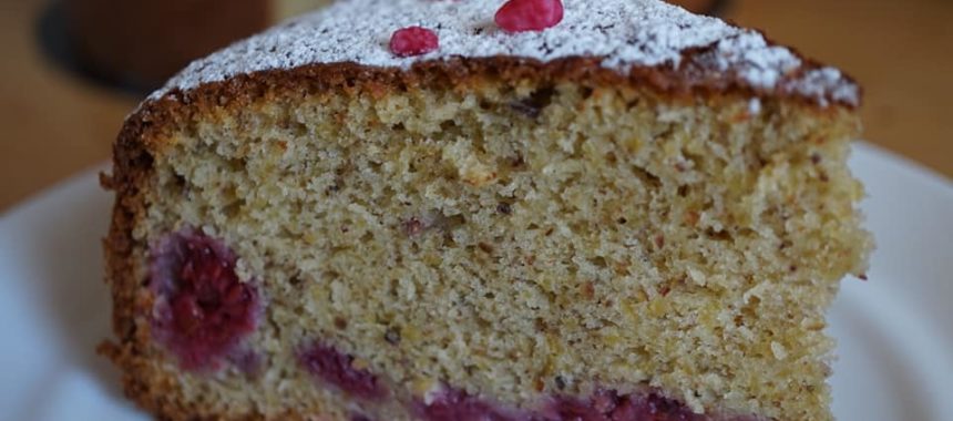 Cake moelleux à la pistache et aux framboises