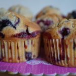 Muffins moelleux aux myrtilles et framboises au chocolat blanc