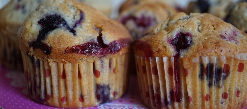 Muffins moelleux aux myrtilles et framboises au chocolat blanc