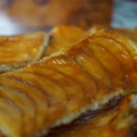 Tarte fine aux pommes au caramel beurre salé à la fleur de sel