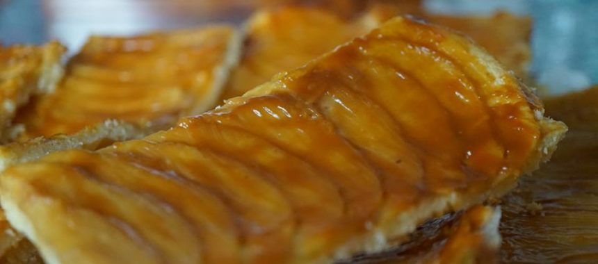 Tarte fine aux pommes au caramel beurre salé à la fleur de sel