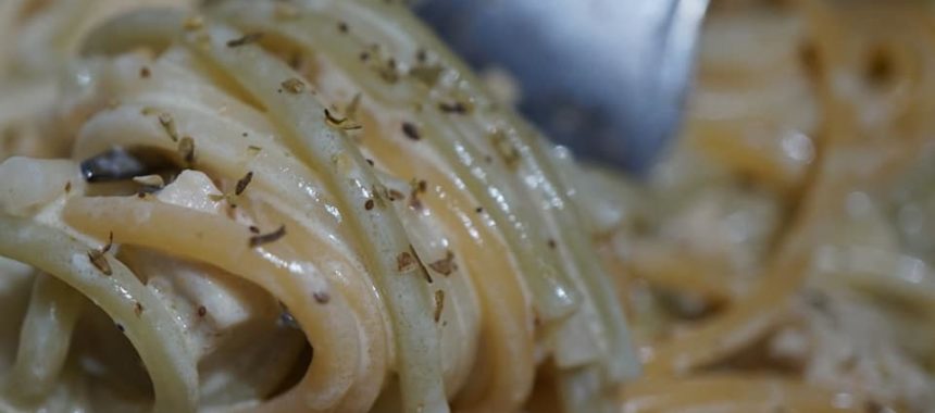 Spaghettis au poulet en sauce à l’ail et origan