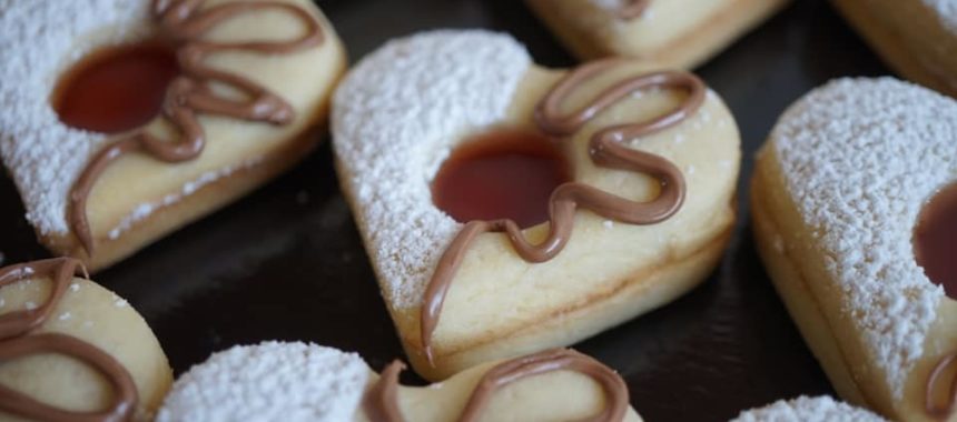 Coeurs Sablés très fondants fourrés à la confiture de fraise